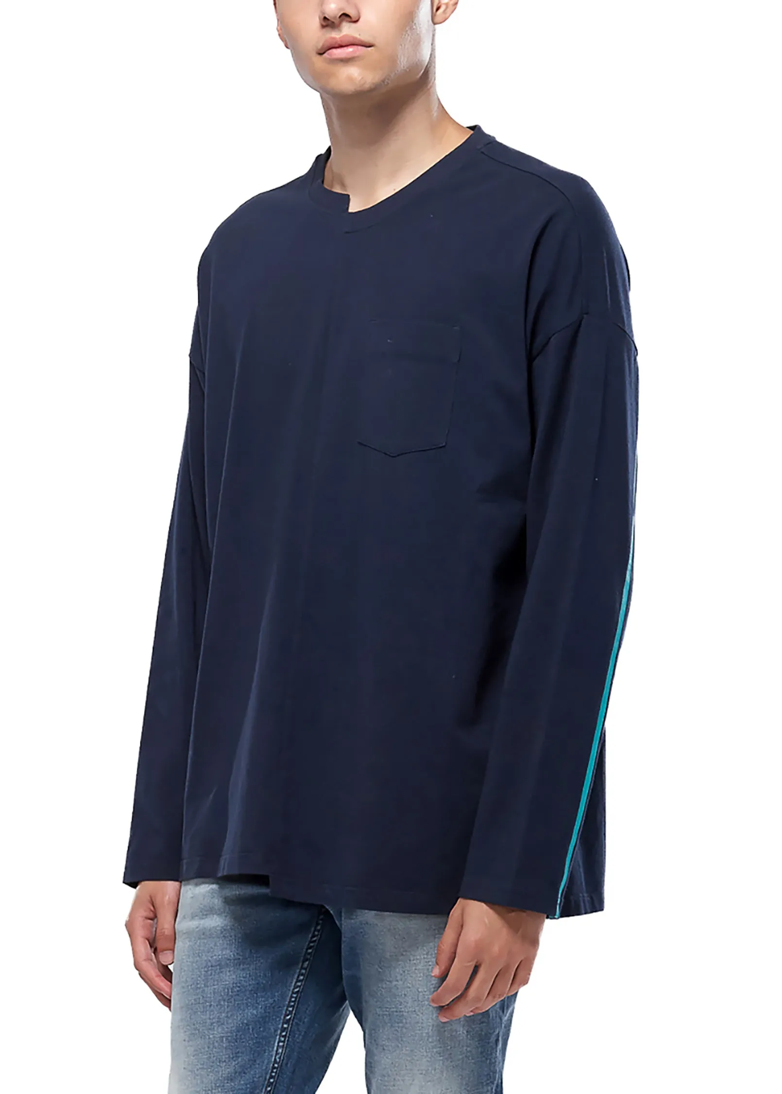 Konus Men's Asymmetrical Hem Long Sleeve Tee in Navy
