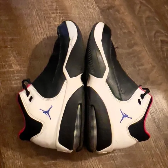 Nike Air Jordan Max Aura 3 size 7Y gently worn basketball shoes