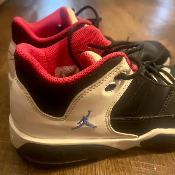 Nike Air Jordan Max Aura 3 size 7Y gently worn basketball shoes