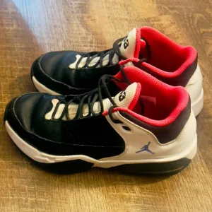 Nike Air Jordan Max Aura 3 size 7Y gently worn basketball shoes