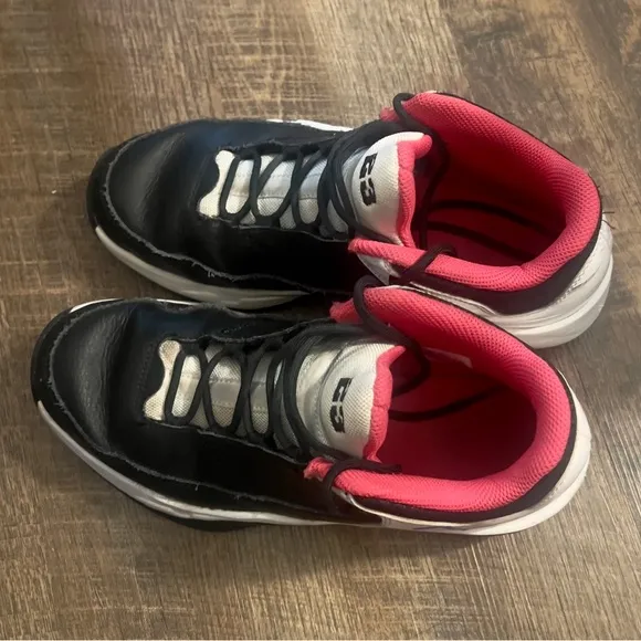 Nike Air Jordan Max Aura 3 size 7Y gently worn basketball shoes