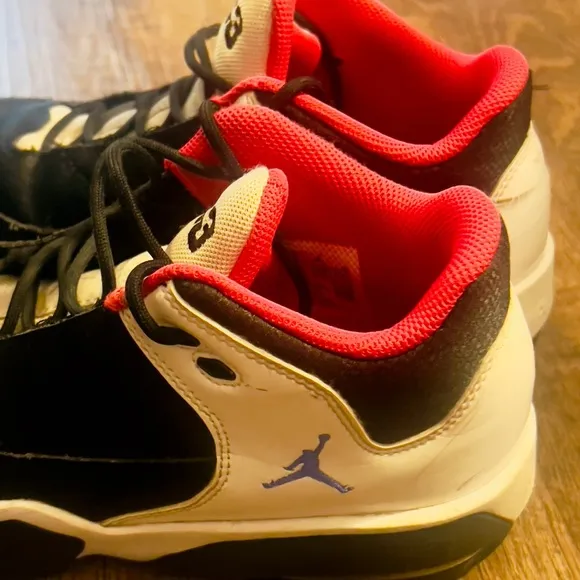 Nike Air Jordan Max Aura 3 size 7Y gently worn basketball shoes