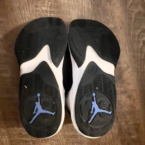 Nike Air Jordan Max Aura 3 size 7Y gently worn basketball shoes