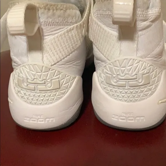 Nike boys/mens Lebron Soldier 11 basketball shoes