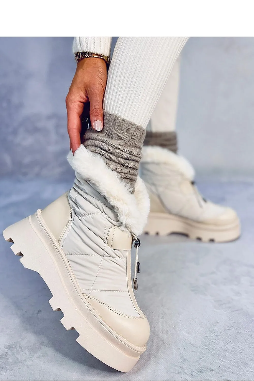 Snow boots