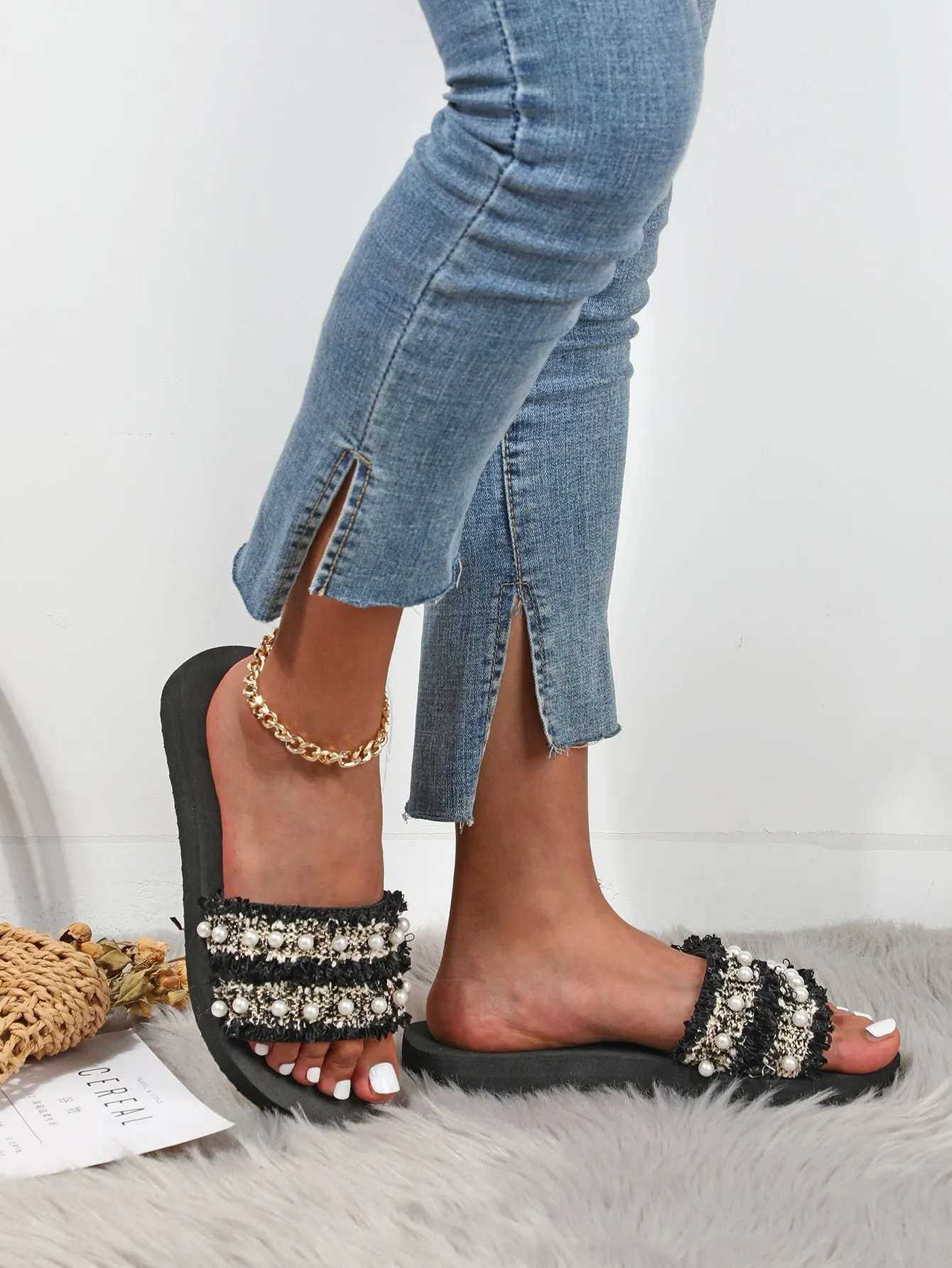 Women's Fashionable Plastic Slippers With Artificial Pearl Decorations