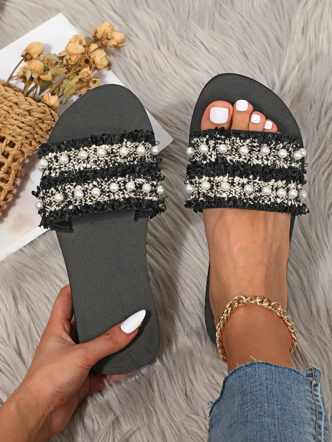 Women's Fashionable Plastic Slippers With Artificial Pearl Decorations